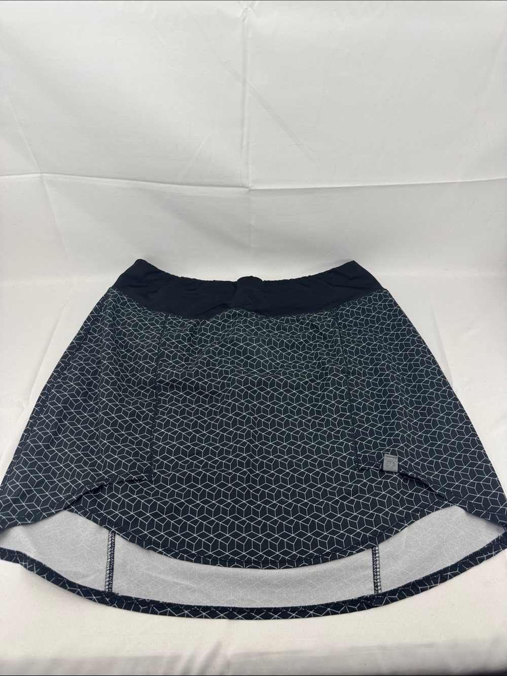 Oiselle Womens Roga Running Skirt in Black Diamond Pattern, sz 6